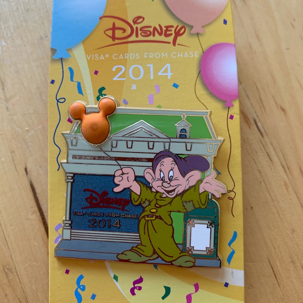 Collectors Disney VISA Cardholder Pin Dopey 2014
